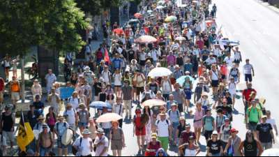 Bericht: "Extremistische Teilstrukturen der AfD" bei Corona-Protesten in Baden-W&uuml;rttemberg