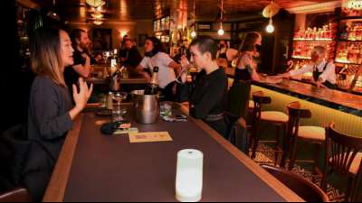 Menschen in Melbourne feiern Wiedereröffnung von Bars nach Corona-Lockdown 