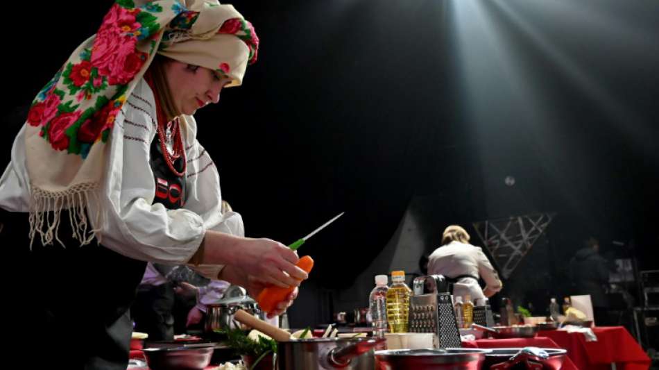 Borscht-"Marathon" in der Ukraine: 25 K&ouml;che bereiten Rote-Beete-Suppe zu