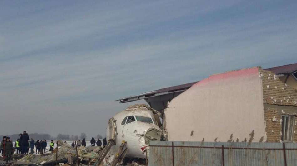 Zahl der Toten nach Flugzeugabsturz in Kasachstan auf zwölf korrigiert