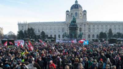 Tausende Demonstranten protestieren in Wien gegen Corona-Ma&szlig;nahmen