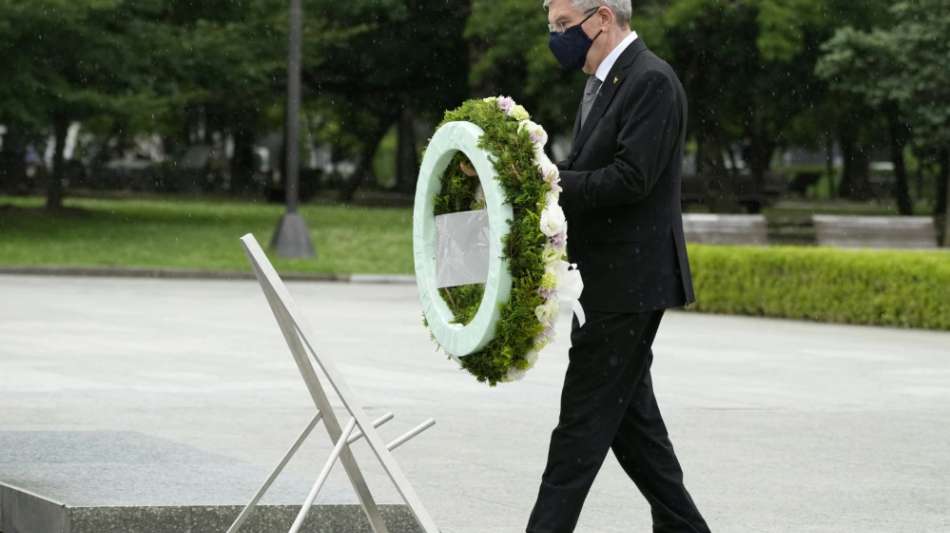 IOC-Chef Thomas Bach legt einen Kranz in Hiroshima nieder