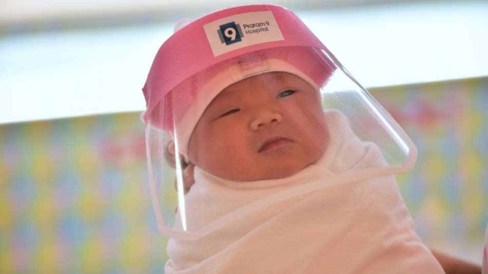 Neugeborene in Bangkok bekommen speziellen Gesichtsschutz gegen Coronavirus