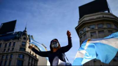 Menschen in Buenos Aires protestieren gegen striktere Corona-Ma&szlig;nahmen