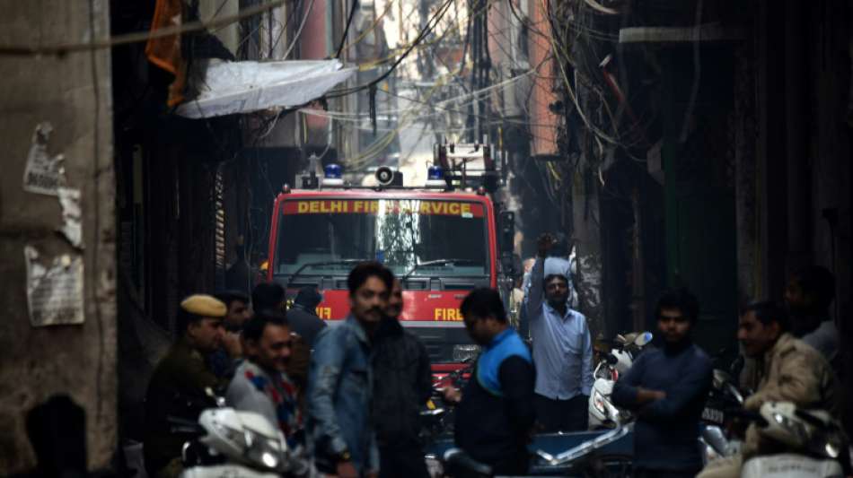 Indische Feuerwehrleute nach Brand als Helden gefeiert