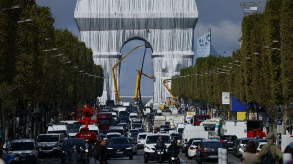 Macron weiht den nach Christos Plänen verhüllten Triumphbogen ein