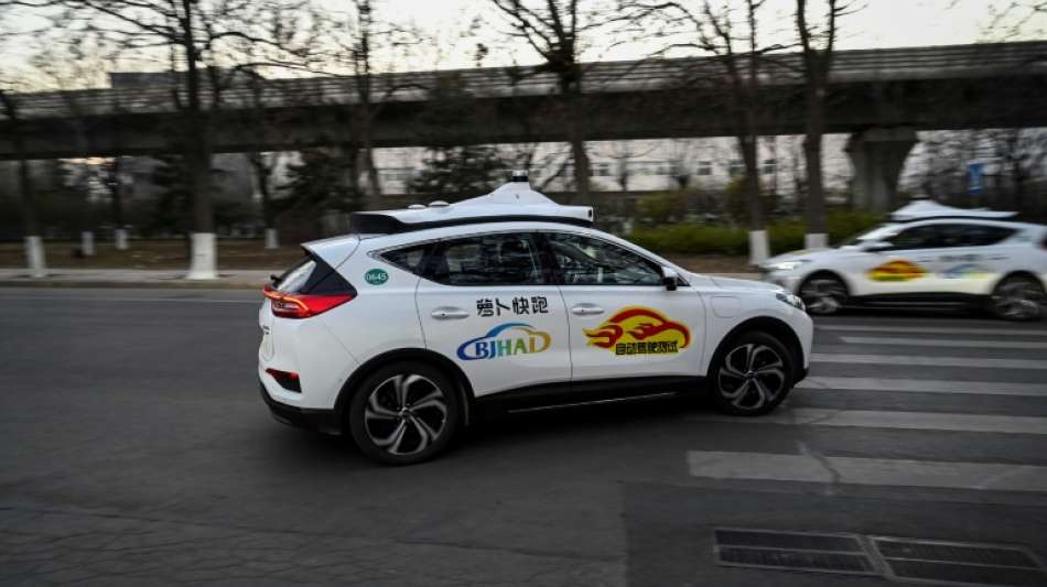 Autonom fahrende Taxis in einem Vorort von Peking am Start 