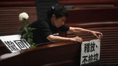 Hongkongs Opposition kritisiert Sicherheitschef für Gewalt bei Demos