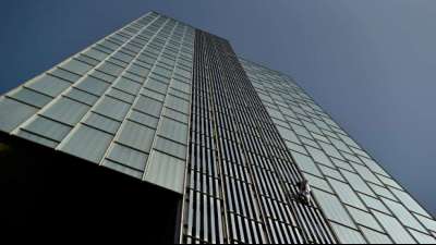 Brite klettert Glasfassade (120m) von Hotel in Barcelona hoch