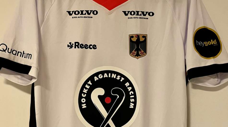 Teams mit Statement "Hockey gegen Rassismus" auf Trikot