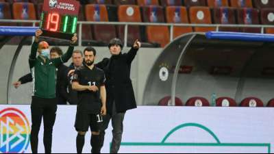 Fu&szlig;ball: Bundestrainer L&ouml;w denkt &uuml;ber personelle Wechsel nach