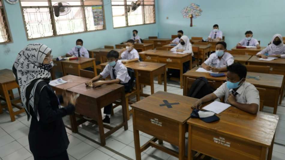Erste Schulen in Jakarta &ouml;ffnen nach anderthalb Jahren wieder