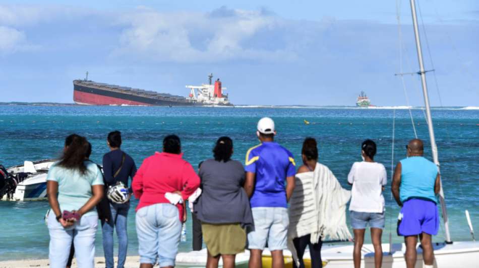 Auf Grund gelaufener Frachter vor Mauritius verliert Öl