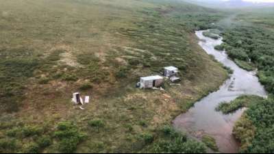 Mann eine Woche lang in Wildnis von Alaska von B&auml;r verfolgt