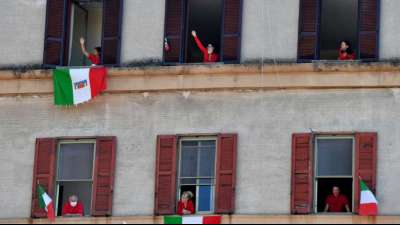 Italiener singen zum Tag der Befreiung "Bella Ciao" von Fenstern und Balkonen