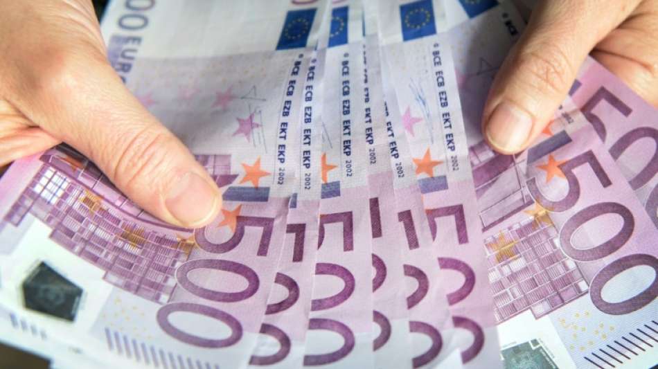 Polizei: 83-Jähriger vergisst 10.000 Euro auf Autobahntoilette