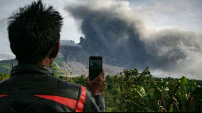 Erneuter Vulkanausbruch in Indonesien führt zu Flugwarnung