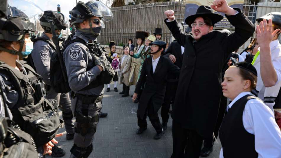 Ultra-orthodoxe Juden bewerfen an Purim-Feiertag Polizisten mit Steinen