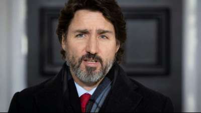 Trudeau l&auml;sst sich mit Astrazeneca-Vakzin gegen Corona impfen
