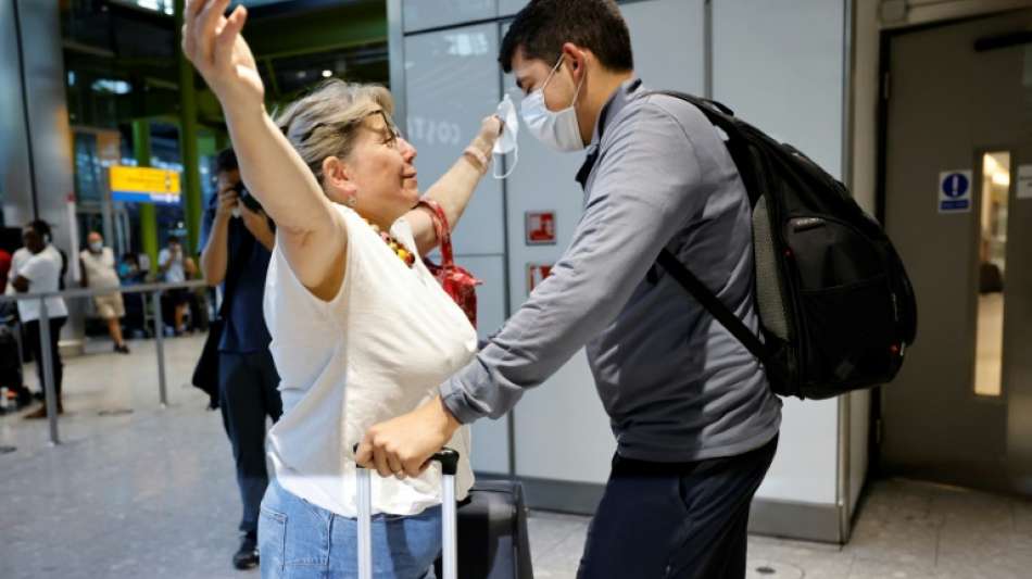 Emotionale Szenen am Flughafen Heathrow nach Ende der Quarantäne-Pflicht in England