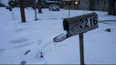 90-j&auml;hrige US-B&uuml;rgerin stapft f&uuml;r Corona-Impfung fast zehn Kilometer durch Schnee