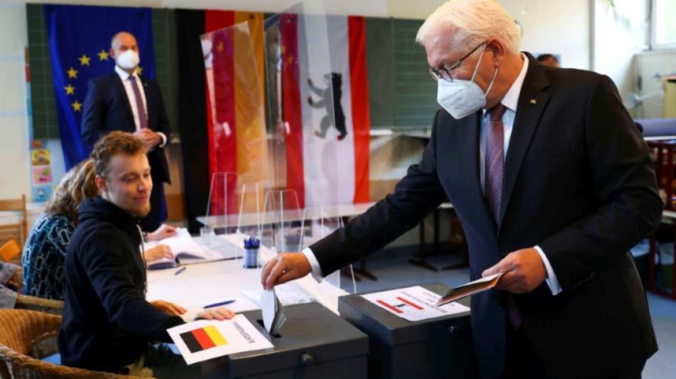 Erste prominente Politiker geben bei Bundestagswahl Stimme ab