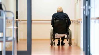 Hohre Sterblichkeit in Pflegeheimen in den Pandemiewellen