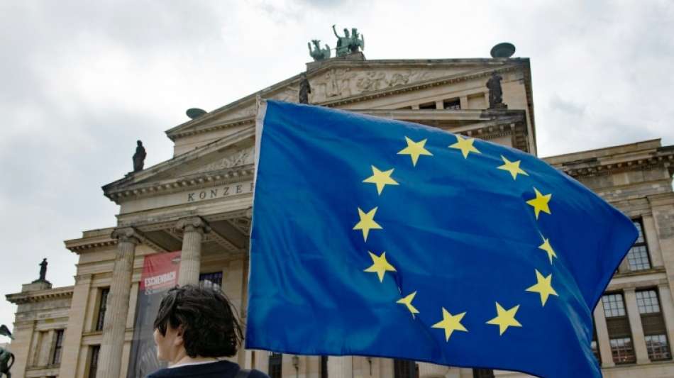 Bericht: Sachsen will Beschädigung der Europafahne unter Strafe stellen