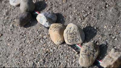 Oppositionspartei gedenkt Corona-Toten in Ungarn mit 20.000 Kieselsteinen