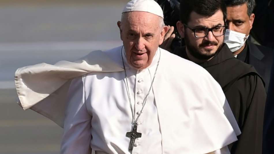 Papst Franziskus trifft zu dreitägigem Besuch in Griechenland ein