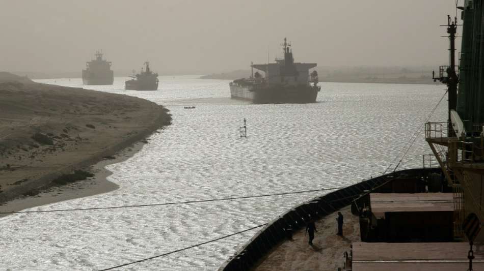 Havarie: Riesiges Containerschiff (400 m) blockiert Suez-Kanal