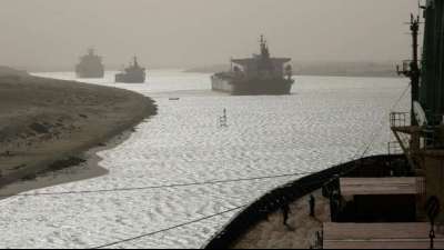Havarie: Riesiges Containerschiff (400 m) blockiert Suez-Kanal