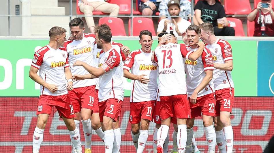 2. Liga: Regensburg springt auf Platz zwei, Heidenheim jubelt sp&auml;t
