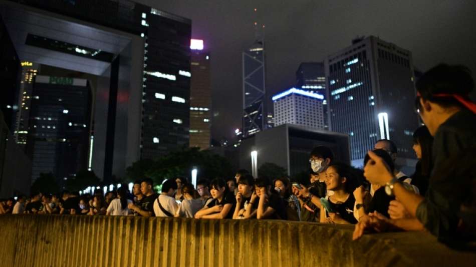 Tausende Demonstranten halten Nachtwache in Hongkong ab