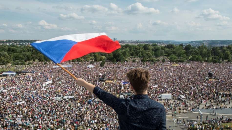 250.000 Tschechen demonstrieren gegen Regierungschef Babis