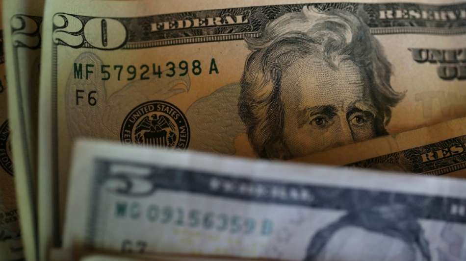 Geldtransporter in den USA verliert tausende Dollar auf der Autobahn