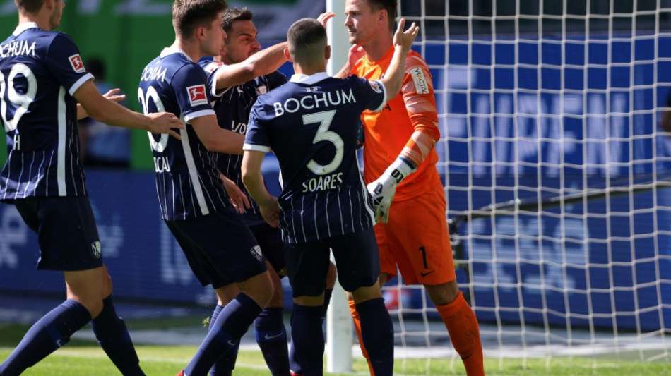 Bochum siegt: Torhüter Riemann verwandelt letzten Elfmeter