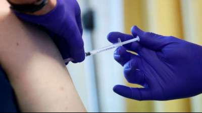 Hamburg und Rheinland-Pfalz stellen bereits vergebene Astrazeneca-Impftermine um