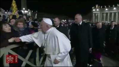 Papst befreit sich ruppig aus Händegriff einer energisch zupackenden Gläubigen