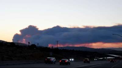 Riesiger Buschbrand in Südkalifornien treibt viele Menschen in die Flucht 