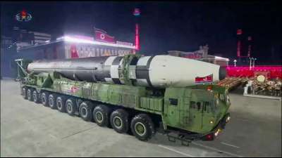 Nordkorea präsentiert neue Interkontinentalrakete bei Militärparade 