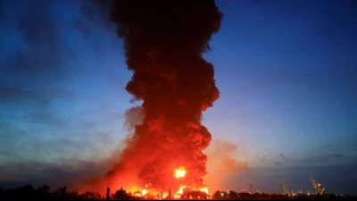 Gewaltige Explosion: Gro&szlig;brand in indonesischer &Ouml;l-Raffinerie