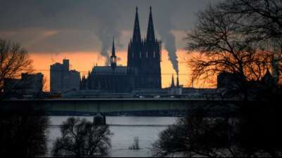 K&ouml;lner Dom von prominentem Bauger&uuml;st am Nordturm befreit