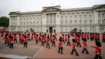 Erster Wachwechsel am Buckingham-Palast seit Beginn der Corona-Pandemie
