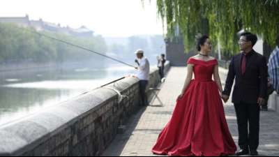 China will wegen Virus-Epidemie Hochzeiten verschieben und nur kleine Trauerfeiern