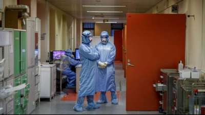 Russische &Auml;rzte laden prominente Impfgegner auf Intensivstationen ein