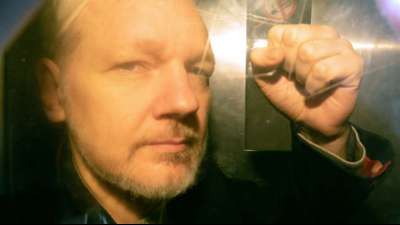 Julian Assange beschwert sich bei Anhörung über zu großen Abstand zu Anwälten