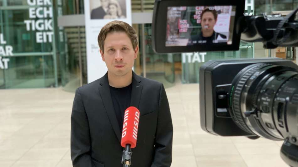 Sonderrolle Fu&szlig;ball: K&uuml;hnert fordert Entschuldigung von Flick