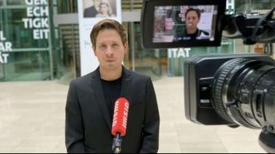 Sonderrolle Fu&szlig;ball: K&uuml;hnert fordert Entschuldigung von Flick