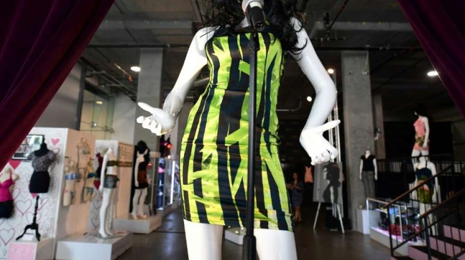 Kleid von Amy Winehouse für 243.000 Dollar versteigert